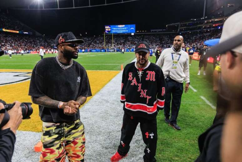 Neymar e o jogador de futebol americano Odell Beckham&nbsp;Jr. na Neo Qu&iacute;mica Arena, durante a partida entre Chiefs e Chargers.