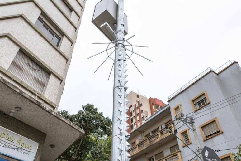 Poste no cruzamento das ruas Vitorino Carmilo e Dr. Carvalho de Mendon&ccedil;a, na regi&atilde;o central de SP: espinhos de metal e 'chap&eacute;u chin&ecirc;s' para proteger equipamentos.