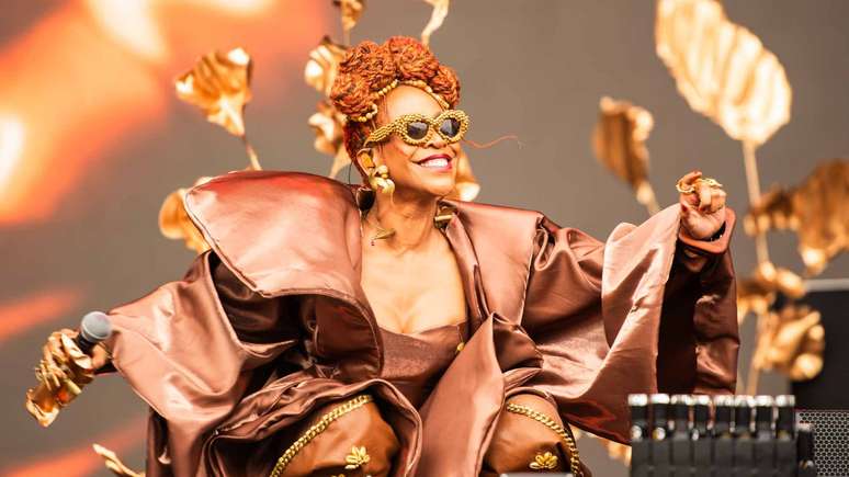 Karol Conká traz o filho Conjota ao palco do The Town pela primeira vez