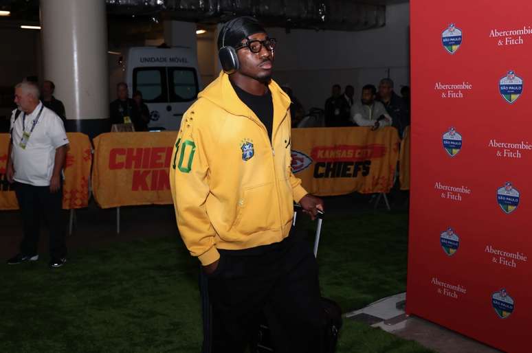 Linebacker Jeffrey low with the Brazilian team sweatshirt in the NFL match in São Paulo 