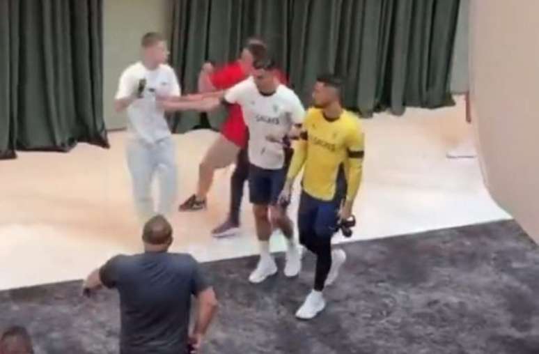 Video: Cristiano Ronaldo pushes fans to the Portuguese hotel team