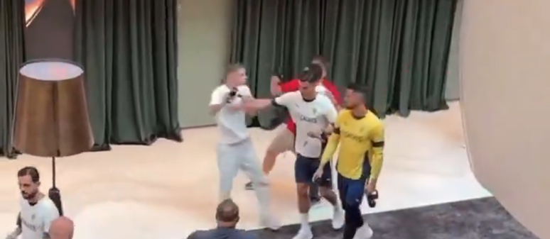 Cristiano Ronaldo annoys himself and pushes a fan; Watch the video Cristiano Ronaldo annoys himself and pushes a fan; Watch the video