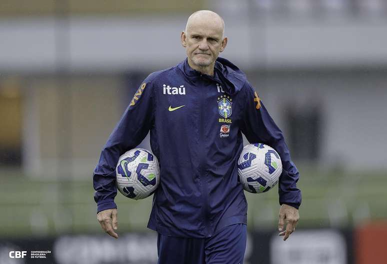 Taffarel em a&ccedil;&atilde;o na Granja&nbsp; como preparadorde goleiros da Sele&ccedil;&atilde;o.