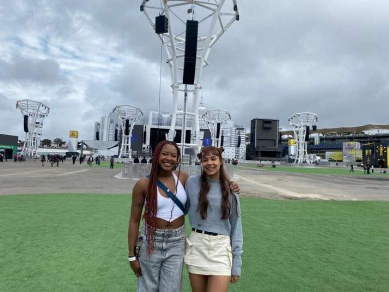 The Town 2025: Sarah e Gabriela não compraram a modalidade expressa do trem que leva ao festival e, mesmo assim, disseram ter pegado o trem vazio