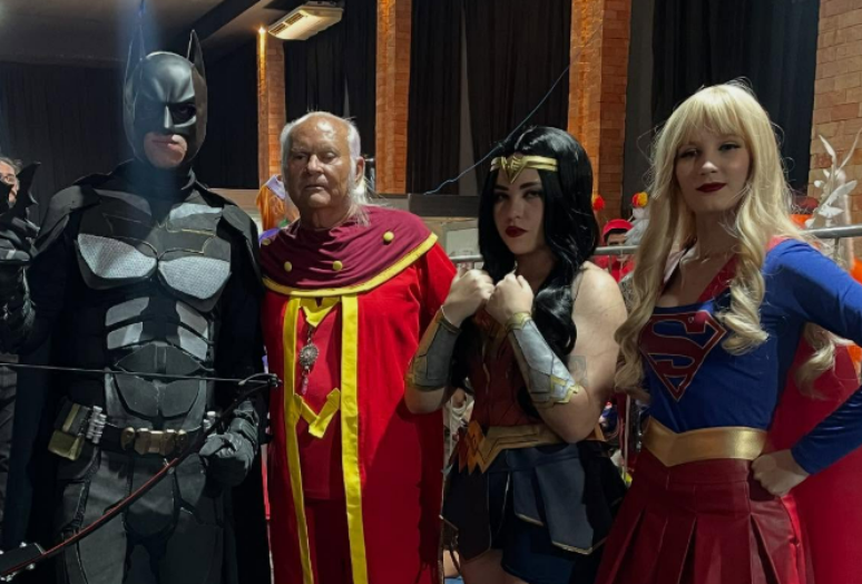 At 69, the elderly, he became cosplay of the master of the Magi and becomes an attraction in the city of Mg
