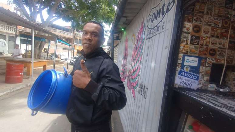 Aniversariante, Edson mostra o balde que vai encher de caipirinha e liberar pra comunidade no s&aacute;bado de The Town.