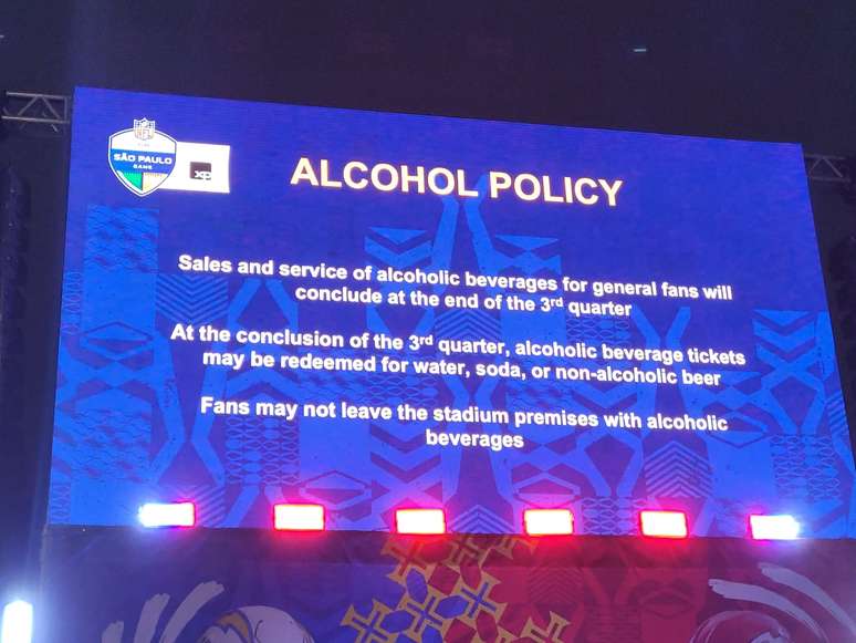 Aviso sobre cerveja eram mostrados no telão