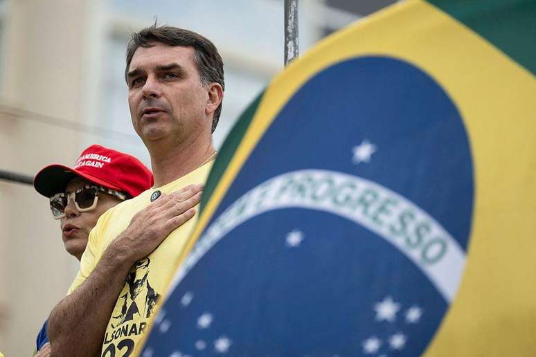 O senador Fl&aacute;vio Bolsonaro veste uma camiseta com a imagem de seu pai em manifesta&ccedil;&atilde;o na praia de Copacabana