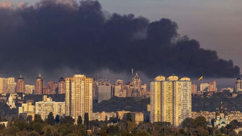 A Rússia lançou pelo menos 805 drones e 13 mísseis contra o país entre a noite de sábado (6) e a manhã de domingo (7)