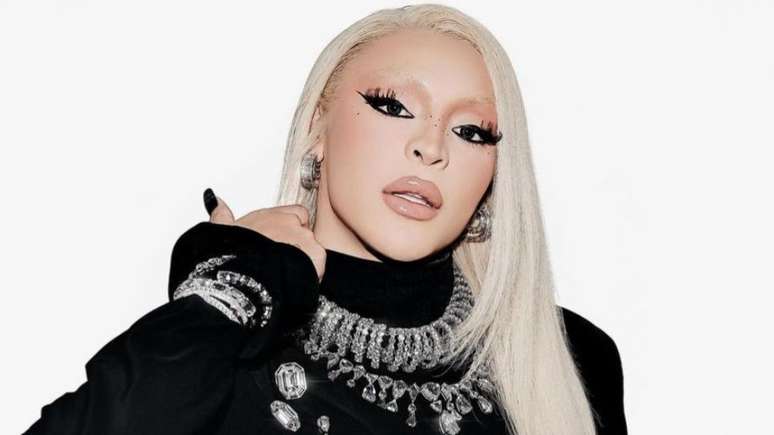 People? Pabllo Vittar jumps in public, is not insured and falls to the ground; clock People? Pabllo Vittar jumps in public, is not insured and falls to the ground; clock