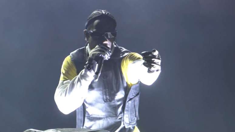 In the “hip hop day” of the city, Travis Scott performs Rockstar Show