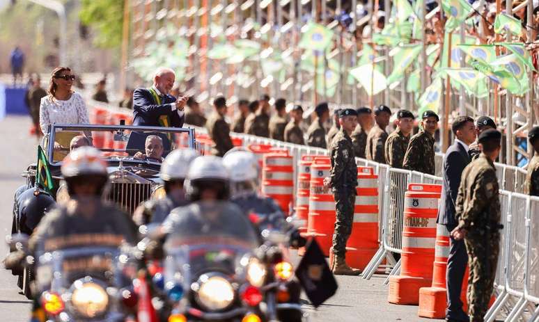 O desfile em Bras&iacute;lia come&ccedil;ou por volta das 9h20. Lula e a primeira-dama Janja da Silva chegaram &agrave; Esplanada em carro aberto, e foram recebidos na tribuna das autoridades pelo ministro da Defesa, Jos&eacute; M&uacute;cio Monteiro, e pelos comandantes das tr&ecirc;s For&ccedil;as Armadas