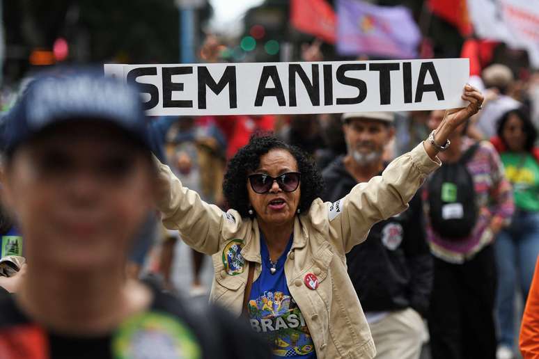 Um manifestante segura uma placa com os dizeres "sem anistia" durante manifesta&ccedil;&atilde;o no Rio de Janeiro