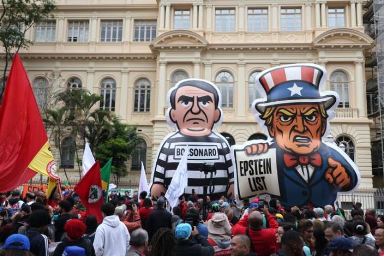 Manifestantes exibem bonecos infláveis de Bolsonaro e Trump em ato realizado no centro de São Paulo