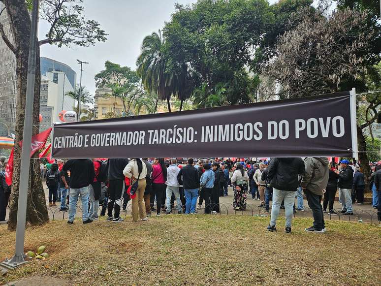 'Centr&atilde;o e governador Tarc&iacute;sio: inimigos do povo', diz a faixa exibida por manifestantes na Pra&ccedil;a da Rep&uacute;blica, em S&atilde;o Paulo