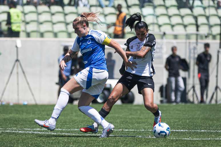 Cruzeiro e Corinthians pelo jogo de ida da final do Brasileir&atilde;o Feminino