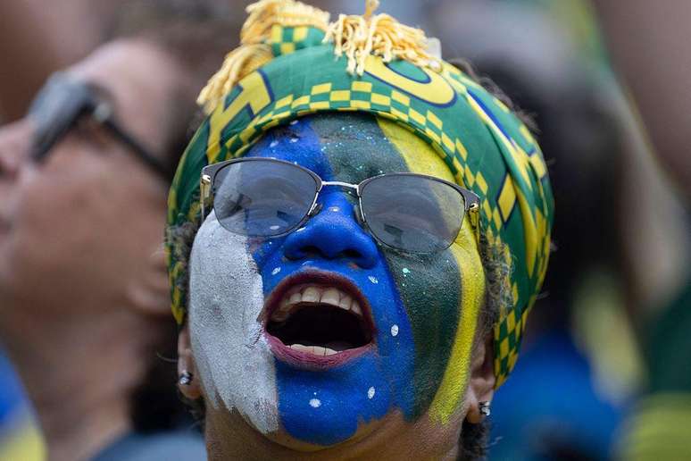 Uma apoiadora de Bolsonaro participa de manifesta&ccedil;&atilde;o na praia de Copacabana, no Rio de Janeiro