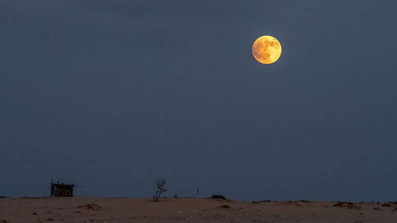 A Lua de Sangue vista bem acima do deserto do Sinai, no Egito