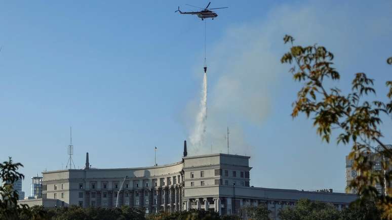 The firefighters resorted to a helicopter to check the fire that started in the wholesale building The firefighters resorted to a helicopter to check the fire that started in the wholesale building