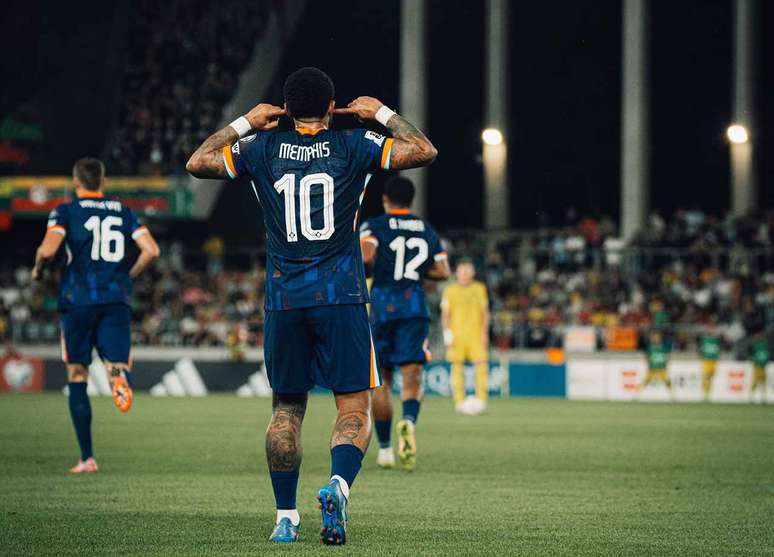 Depay em ação com a camisa da Holanda diante da Lituânia –