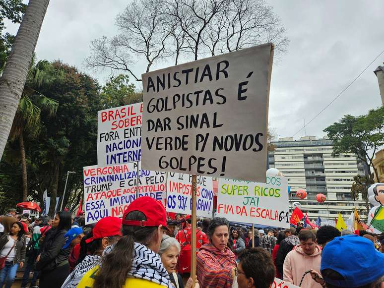 'Anistiar golpistas &eacute; dar sinal verde para novos golpes!', diz o cartaz de manifestante no ato da esquerda na Pra&ccedil;a da Rep&uacute;blica, em S&atilde;o Paulo