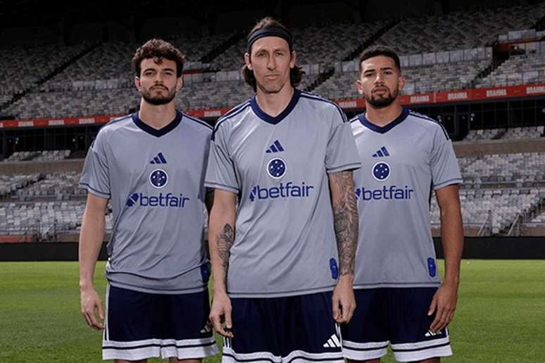 C&aacute;ssio posa ao lado dos demais goleiros da Raposa com a &lsquo;Camisa de Gigantes&rsquo; &ndash;