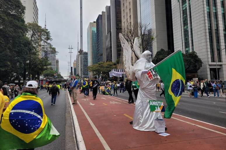 'Est&aacute;tua viva' com placa pedindo anistia de Bolsonaro esteve na Avenida Paulista neste domingo, 7