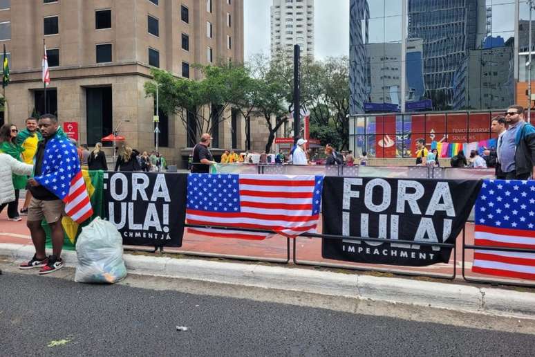 Bandeiras dos Estados Unidos e outras pedindo impeachment de Lula foram vendidas na Avenida Paulista neste domingo, 7