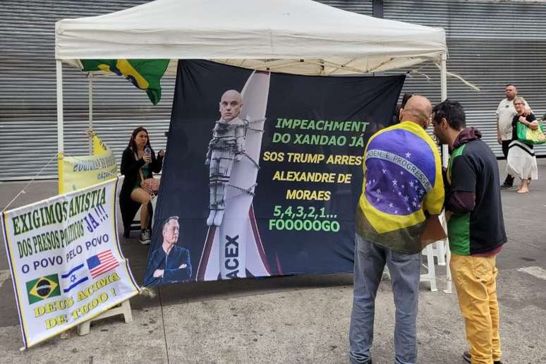 Manifestantes bolsonaristas usaram bandeiras com dizeres contra o ministro do STF Alexandre de Moraes