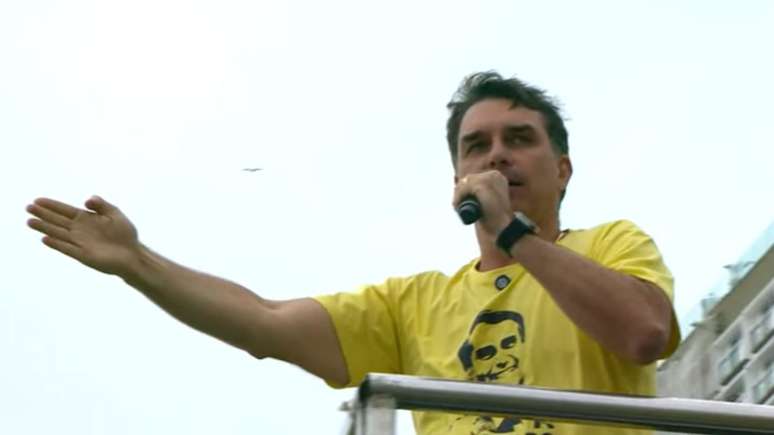 O senador Flávio Bolsonaro discursou, em Copacabana, para aliados do pai