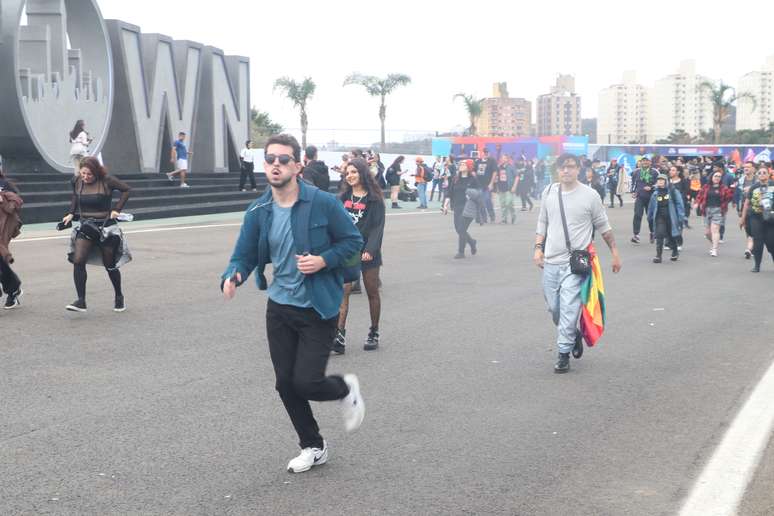 Fãs correm para garantir o lugar mais próximo do palco