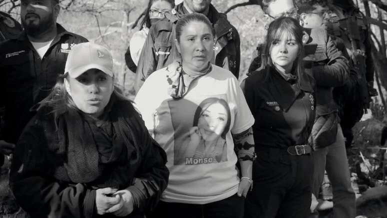 Yadira Gonz&aacute;lez (esq.) trabalha com outros familiares que tamb&eacute;m procuram seus desaparecidos