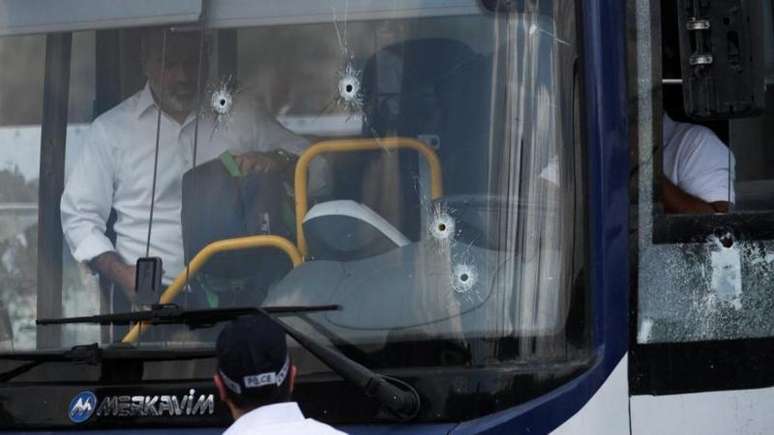 Bala atinge janela de &ocirc;nibus no local do ataque em Ramot