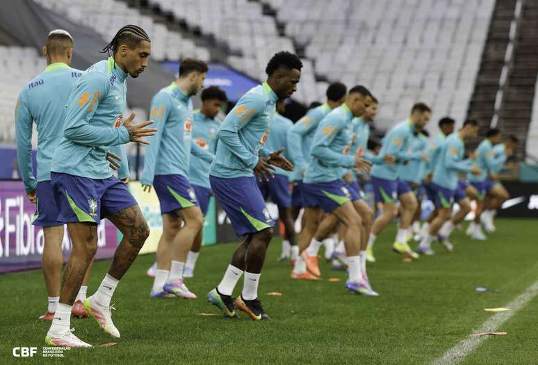 Raphinha durante treino ao lado dos companheiros de Sele&ccedil;&atilde;o Brasileira na Granja Comary, em Teres&oacute;polis (RJ)-