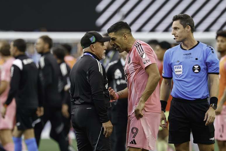 Luis Su&aacute;rez antes de cuspir em um membro da comiss&atilde;o t&eacute;cnica do Sounders 