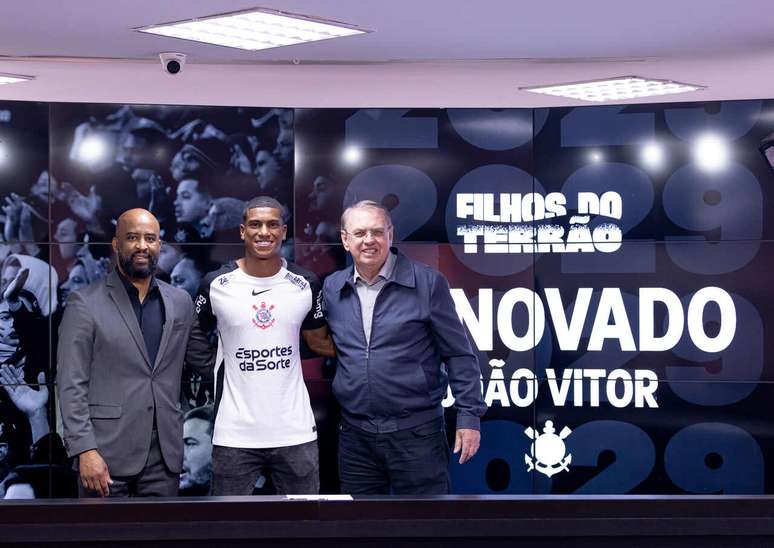 Corinthians renovou contrato com o lateral-direito Jo&atilde;o Victor &ndash;