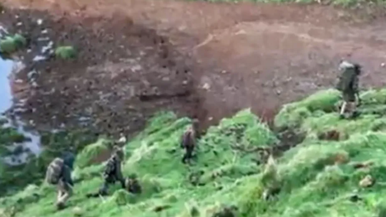Phillips e seus tr&ecirc;s filhos foram filmados caminhando em outubro do ano passado