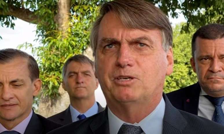 'O Brasil est&aacute; no limite. O pessoal fala que eu devo tomar provid&ecirc;ncia', disse Bolsonaro em 2021