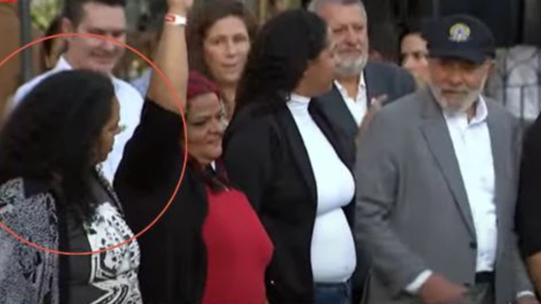Lula meets a woman investigated for guiding the PCC in the Moinho favela