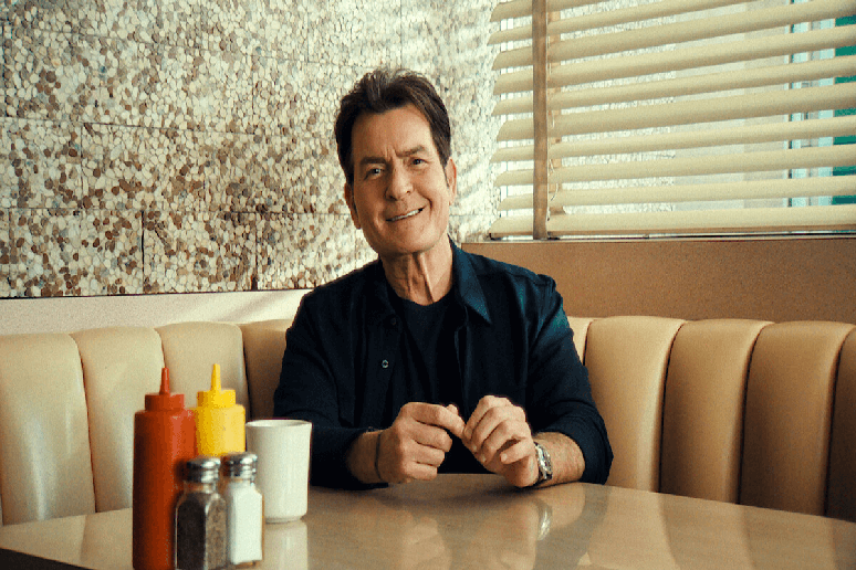Em &ldquo;aka Charlie Sheen&rdquo;, o ator relembra sua hist&oacute;ria e como ela marcou Hollywood 