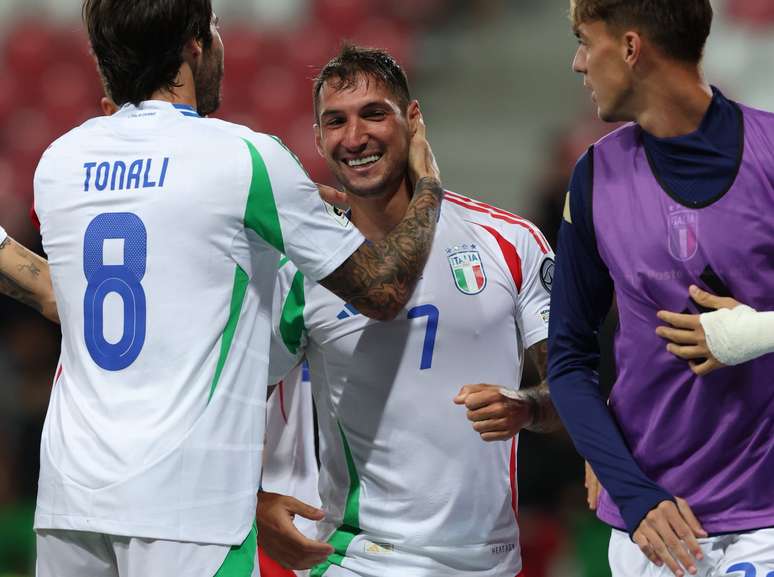 Politano comemorando um dos gols da Itália Politano comemorando um dos gols da Itália