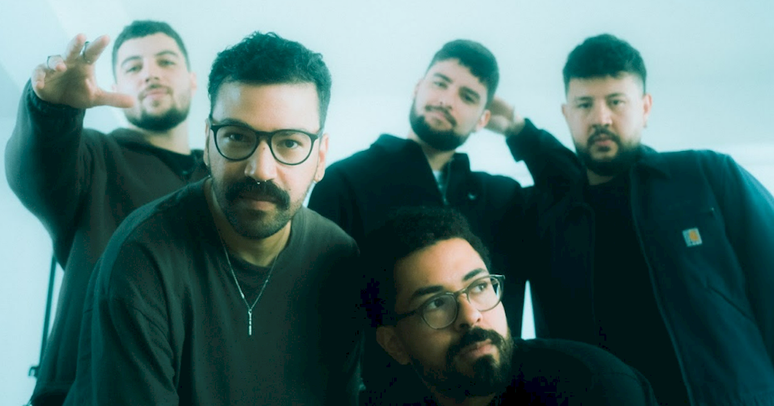 Com nova formação, Colina divide com o público a 1ª parte de seu novo álbum 'Ego Frágil'