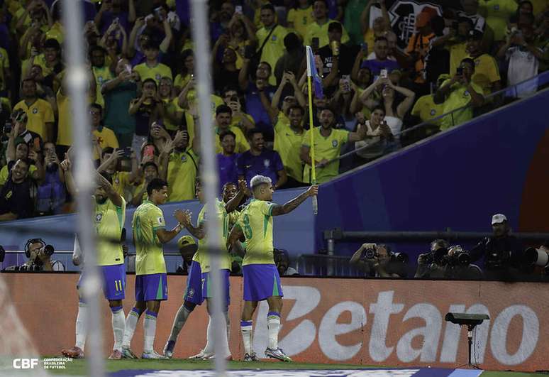 Bruno Guimar&atilde;es tira bandeirinha de escanteio e comemora com a torcida &ndash;