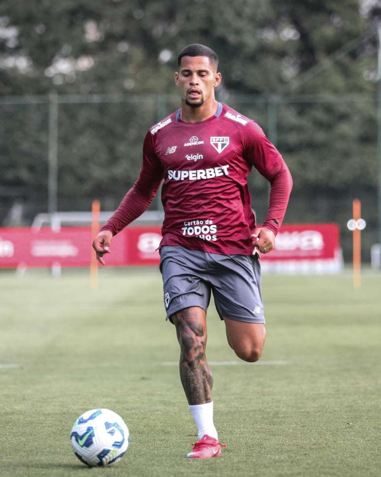 O lateral Ma&iacute;lton, em treino pelo Tricolor 