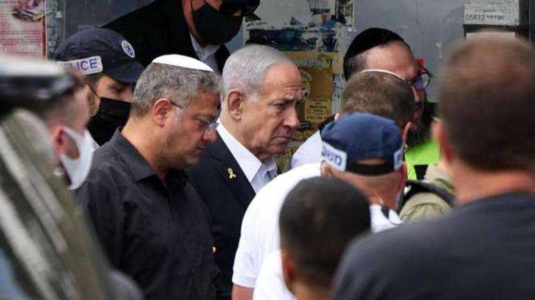O primeiro-ministro israelense Benjamin Netanyahu visitou o local do ataque junto com o ministro da Seguran&ccedil;a Nacional, Itamar Ben-Gvir