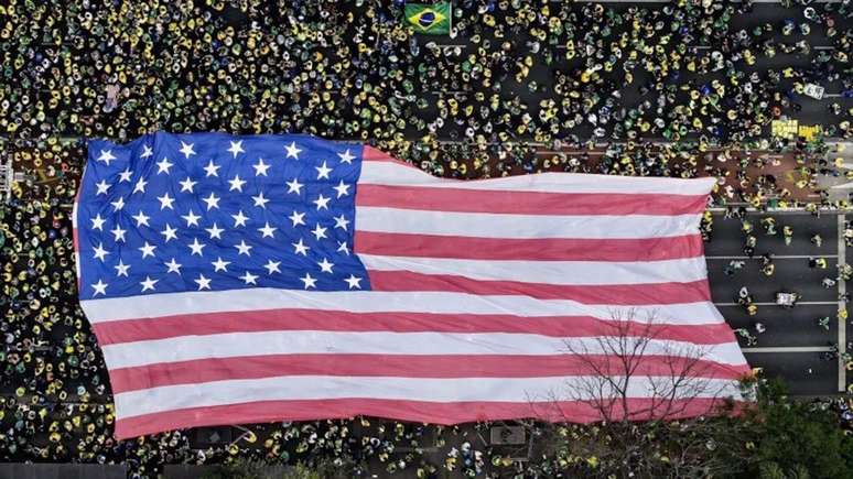 Manifestantes levaram bandeira gigante dos EUA para av. Paulista neste domingo