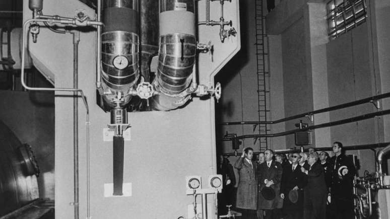 O general Franco e outras autoridades visitam a usina nuclear de Zorita, no sudoeste da Espanha