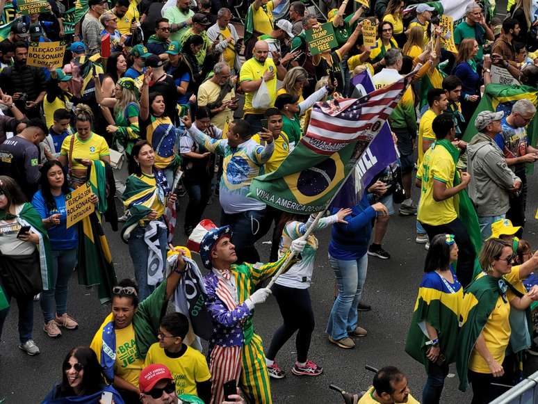 Manifestantes demonstraram apoio ao governo Trump por meio de fantasias, camisas e bandeiras durante atos deste 7 de Setembro