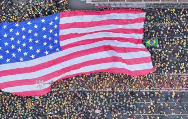 Bandeirão foi visto próximo ao Masp, durante a manifestação deste domingo