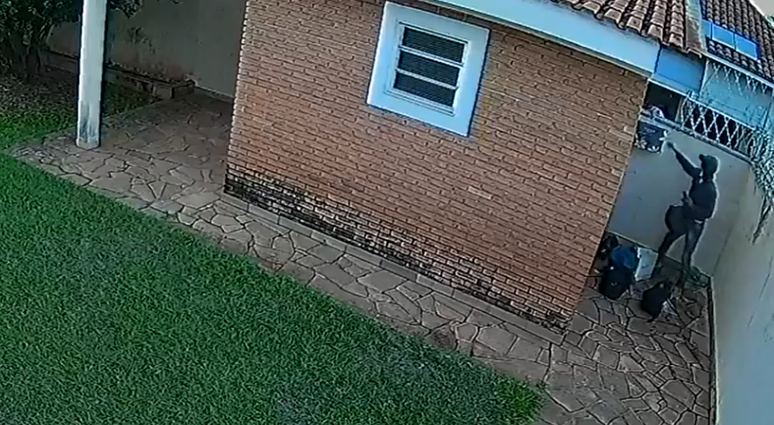 Criminosos invadiram casa em Ribeir&atilde;o Preto para roubar joias